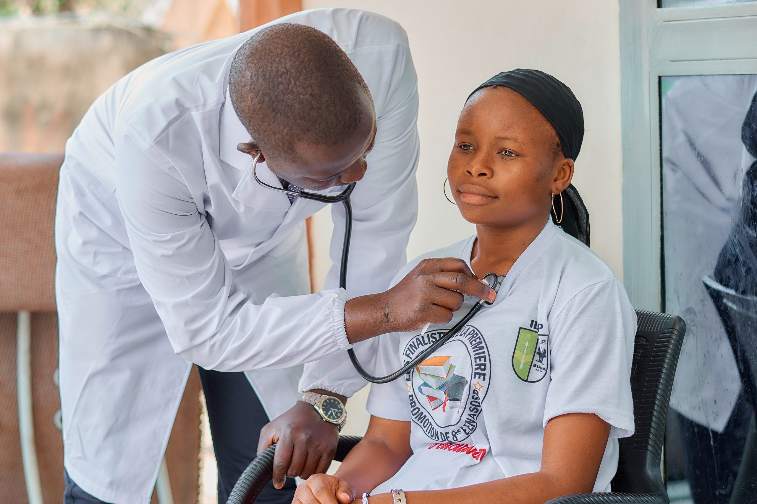 Médecin du CIRTMSS auscultant une jeune patiente au stéthoscope lors d'une consultation
