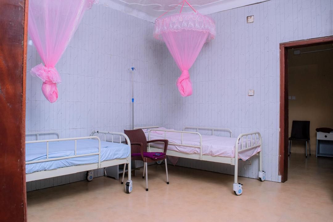 Chambre d'hospitalisation à deux lits de la Clinique Citadelle, équipée de moustiquaires et de perches à perfusion